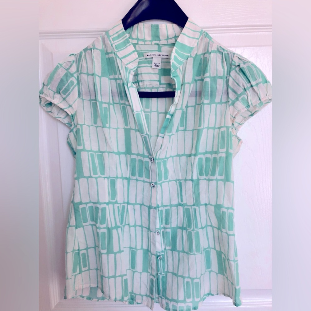Banana Republic silk/cotton blend blouse. green and white. Cap Sleeves.